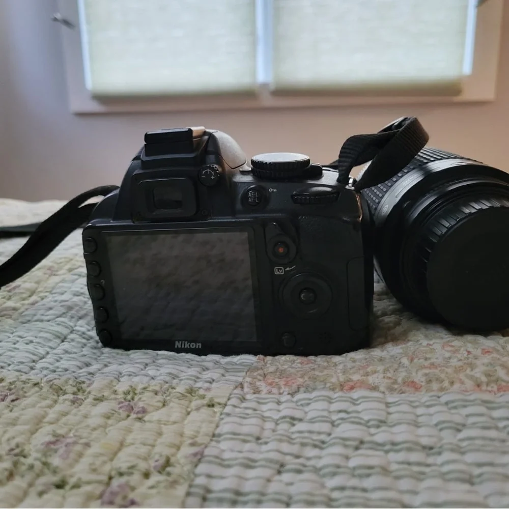 camera nikon d3100 with the objects 35mm and 70-300mm and they charger